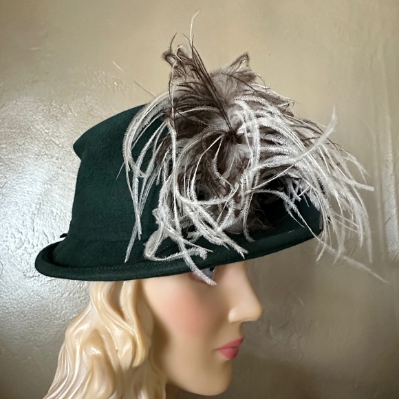 AMAZING 1940s\' GREEN FEDORA TRIMMED WITH LARGE BROWN/WHITE OSTRICH FEATHERS main image 8